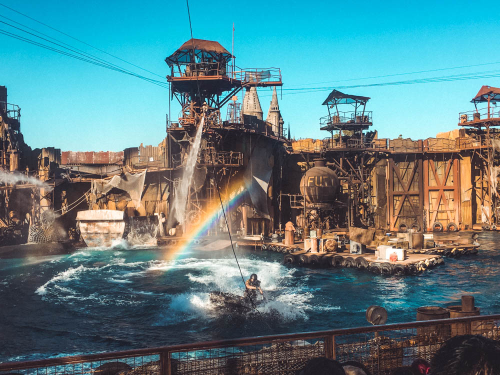 Universal Studios tips and tricks: Don't miss the shows! The WaterWorld Show at Universal Studios Hollywood is one of our favorite attractions at the entire park!