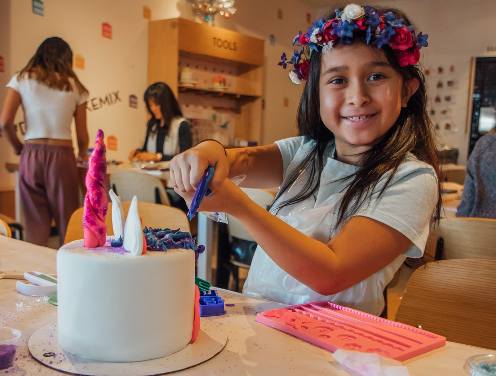 Decorate your own cake at Duffs Cakemix: a perfect family-friendly attraction in LA. Our niece loved to create her own cake design!